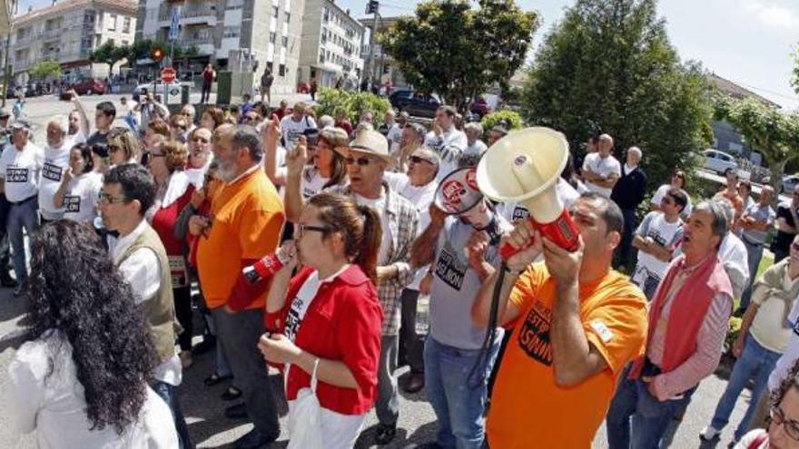 Víctor Vidal, en primer plano con megáfono, en la protesta en la que se le atribuye el desorden.  // M.G. Brea