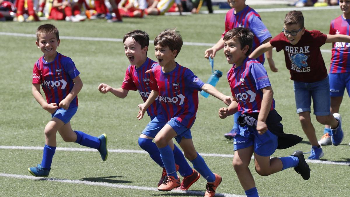 Los jugadores del Rápido Pereiró sub7 celebran su victoria en los penaltis.