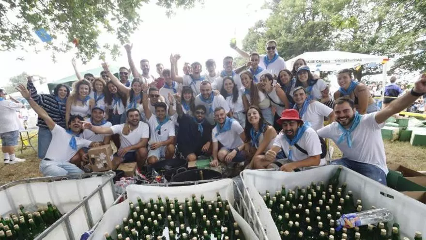Los imprescindibles del Carmín: cajas de sidra, algo para comer y camisetas blancas que acabarán siendo multicolor