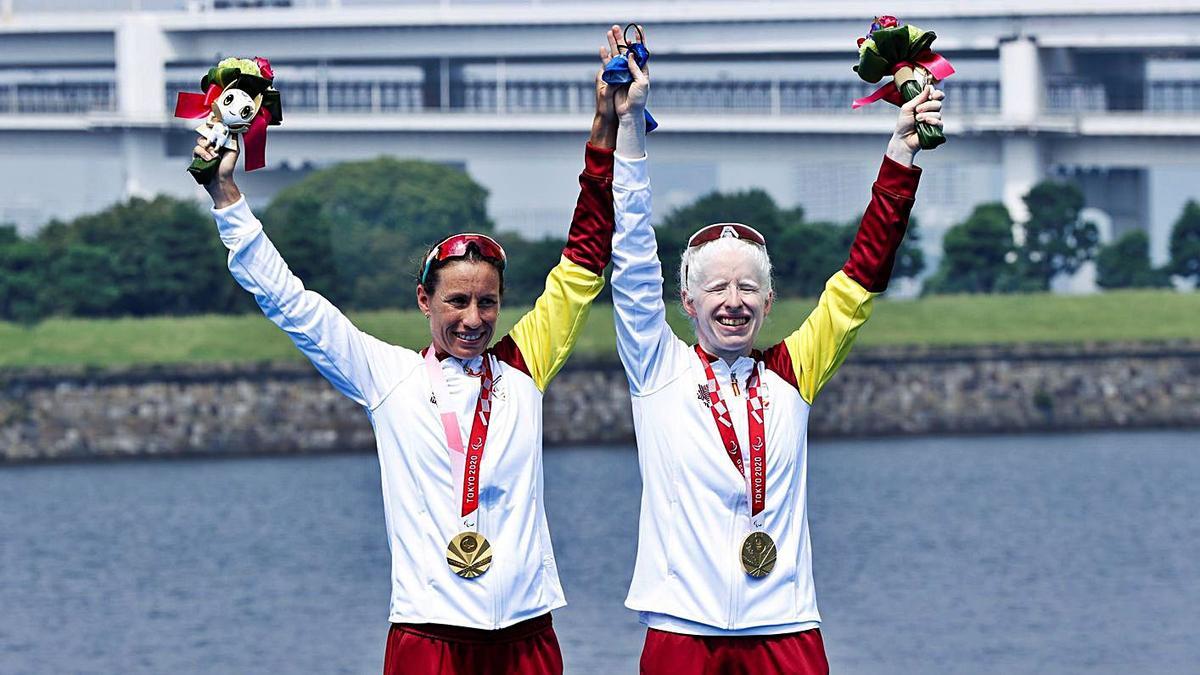 Las deportistas, en el podio tras recibir la medalla.  // EFE