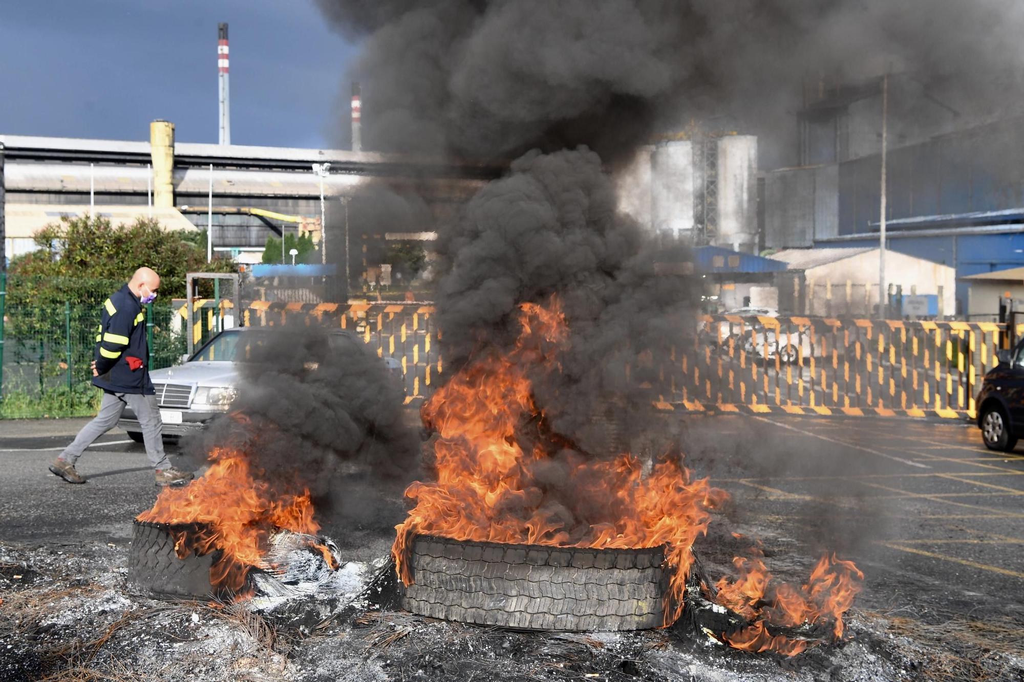 Protestas de los trabajadores de Alu Ibérica en la entrada de la factoría