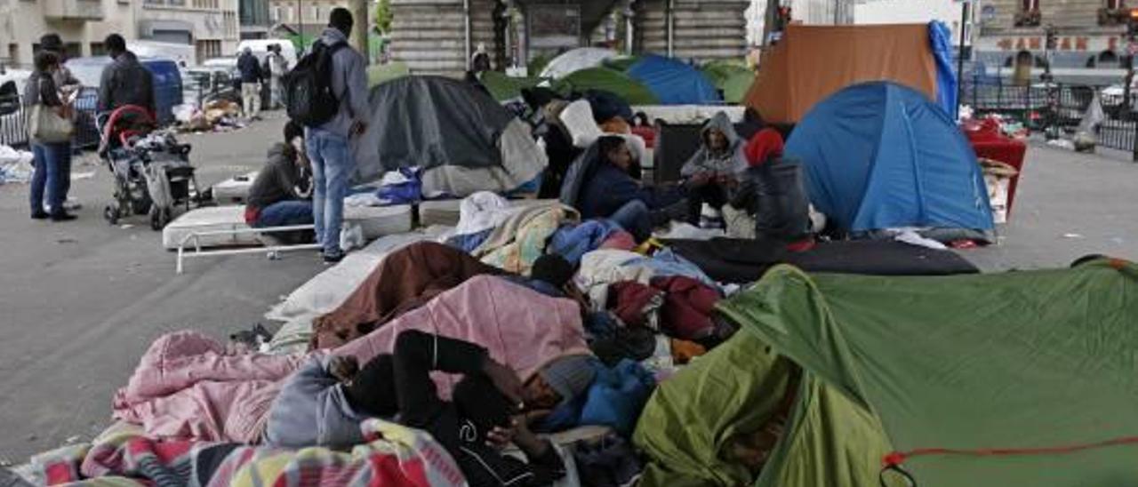 La Policía británica halló a 18 inmigrantes en el camión valenciano asaltado en Calais