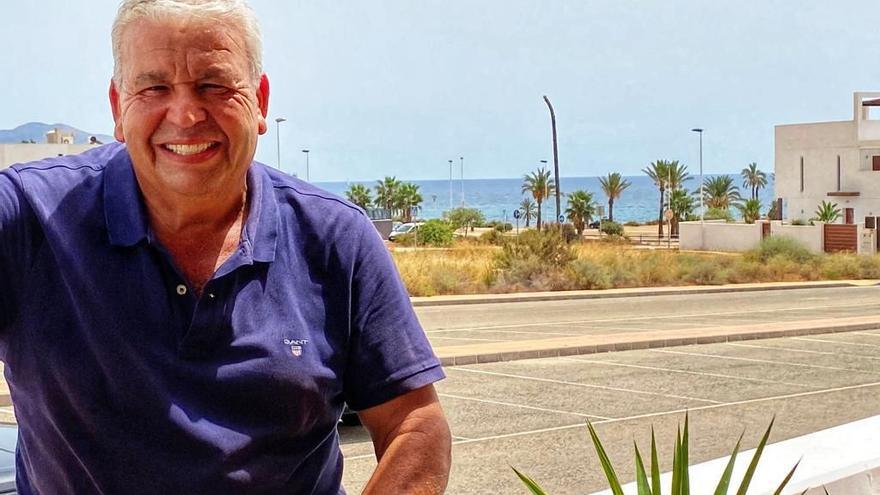 El presidente del Paso Azul, José María Miñarro González, en la puerta de su casa de veraneo, frente a la Playa Negra, en el Alamillo, en Puerto de Mazarrón.