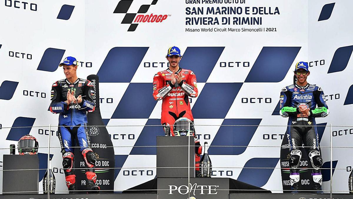 El podi del Gran Premi de San Marino, amb Bagnaia al lloc més alt. | REUTERS/JENNIFER LORENZINI