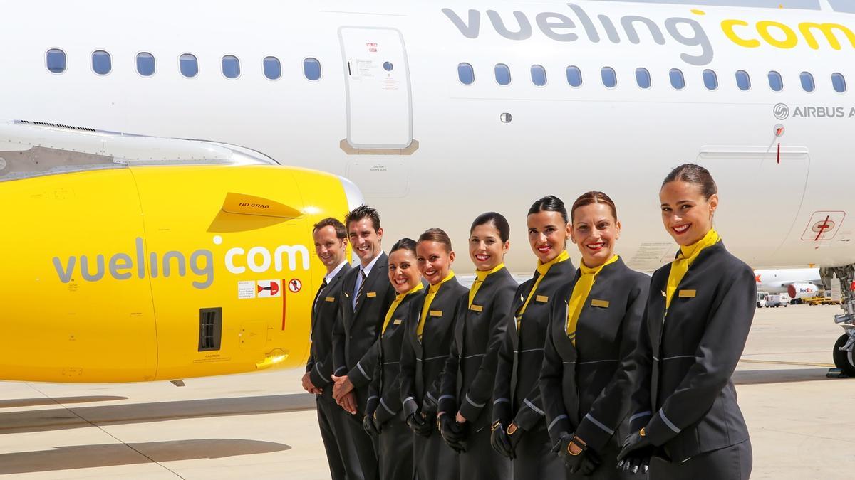 Tripulación junto a un avión de Vueling.