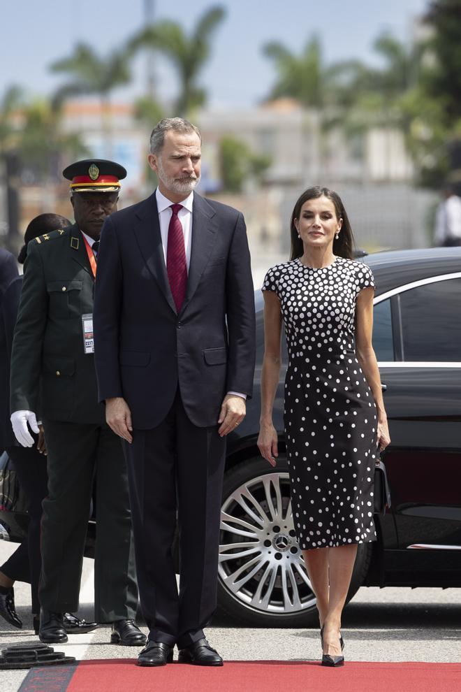 El rey Felipe V y la reina Letizia, con vestido de lunares, en Angola