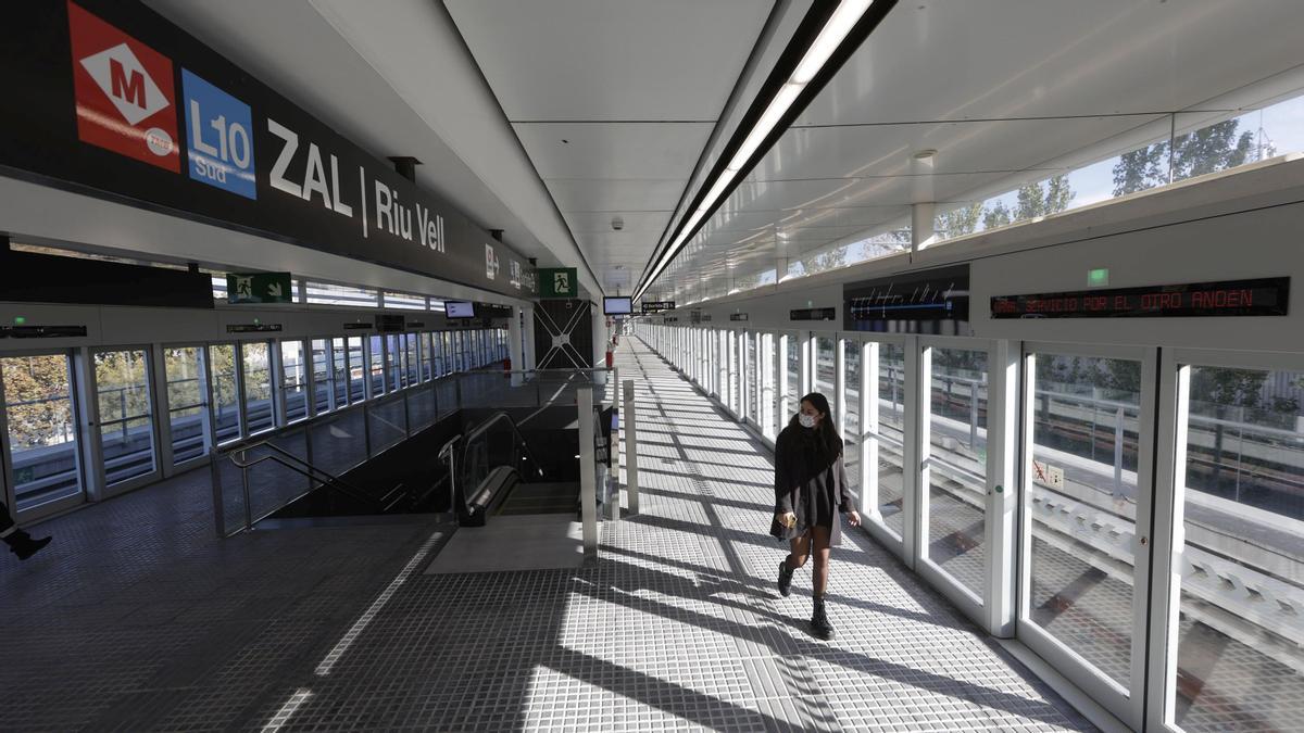 Barcelona 05/11/21 El próximo domingo se inauguran las nuevas estaciones que completan la L10 Sud del metro. En la foto la estación ZAL Riu Vell Foto de Ferran Nadeu