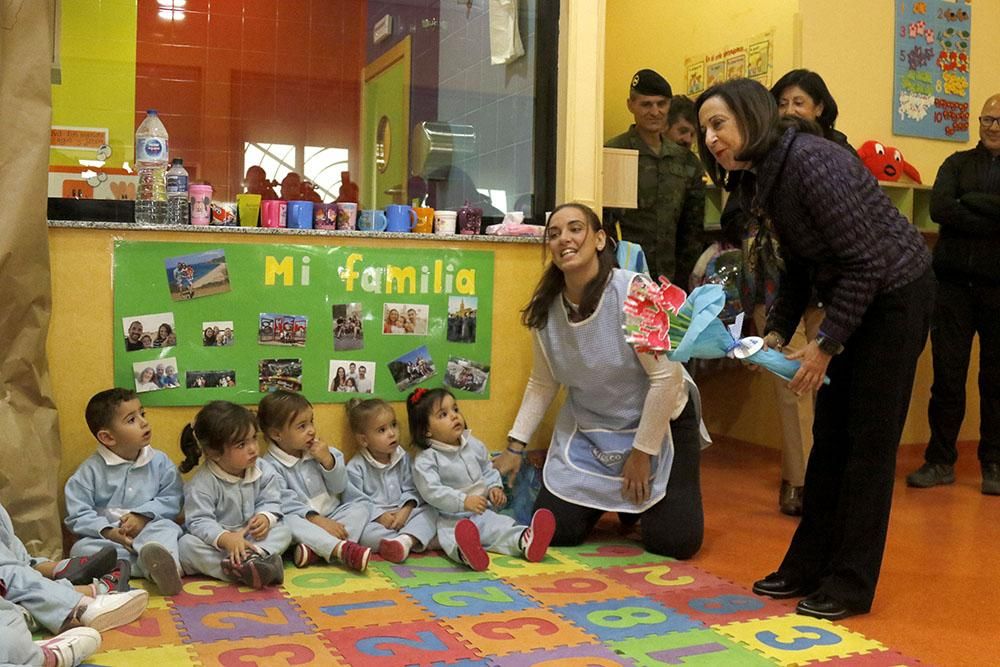 La ministra de Defensa visita la base de la Brigada