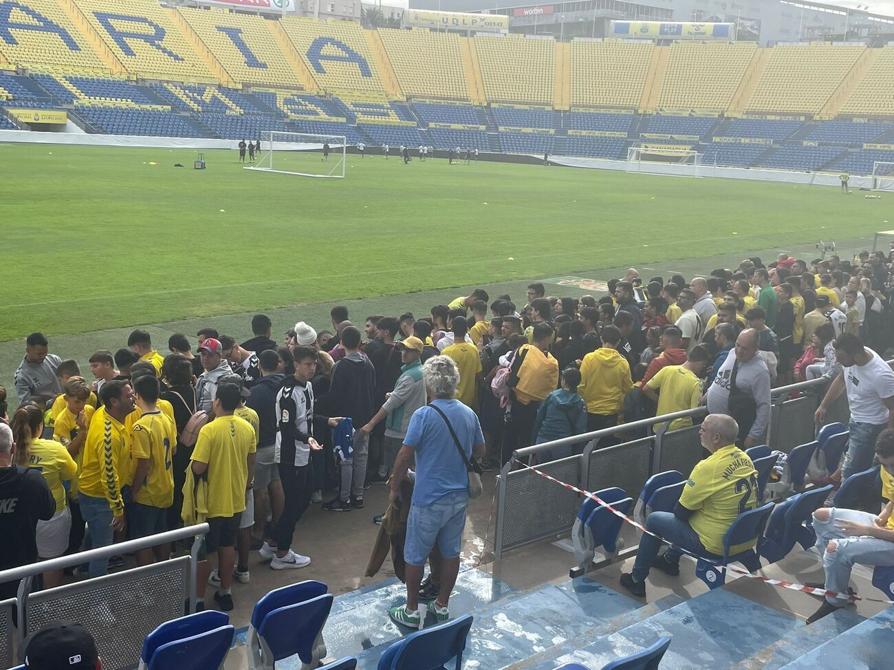 Los aficionados presencian el entrenamiento de la UD Las Palmas