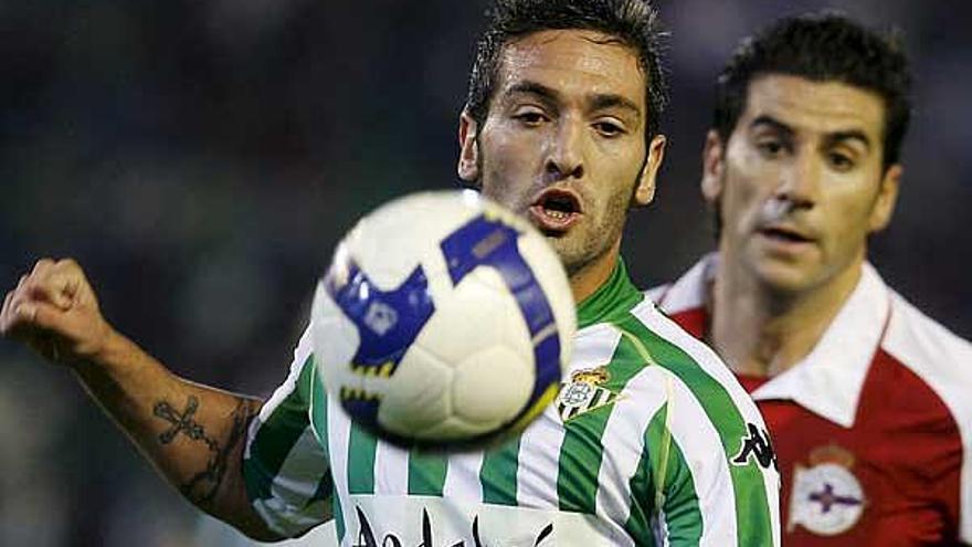 Arzu controla un balón ante Riki, ayer en el Ruiz de Lopera.