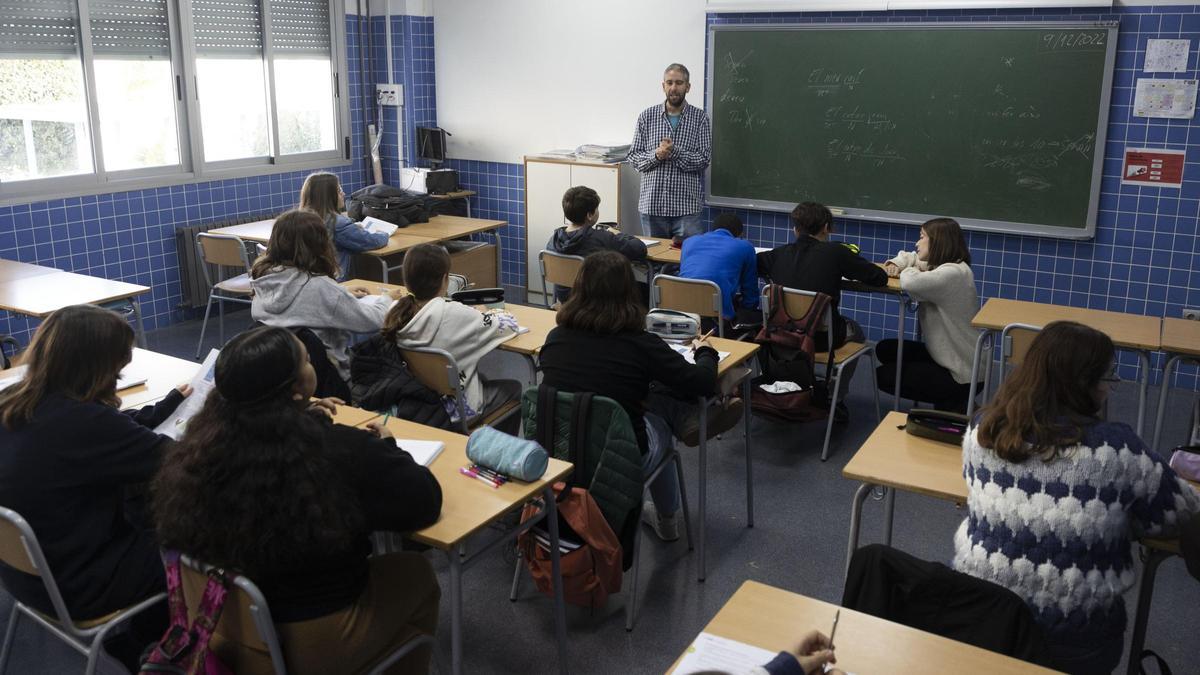 Un aula de un instituto público de València mientras se imparte clase de valenciano.