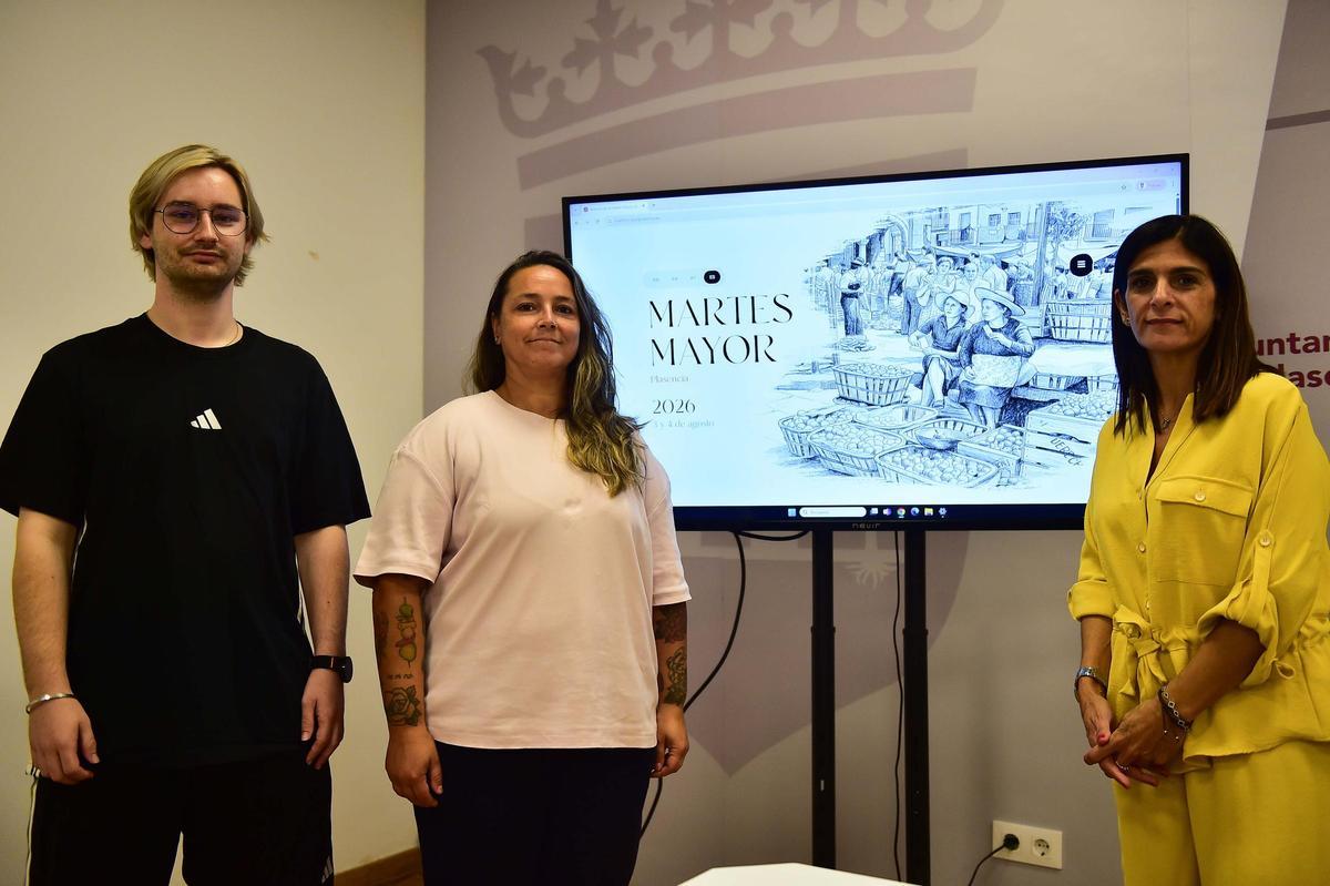 La concejala de Turismo (derecha), con los creadores de la web del Martes Mayor de Plasencia.