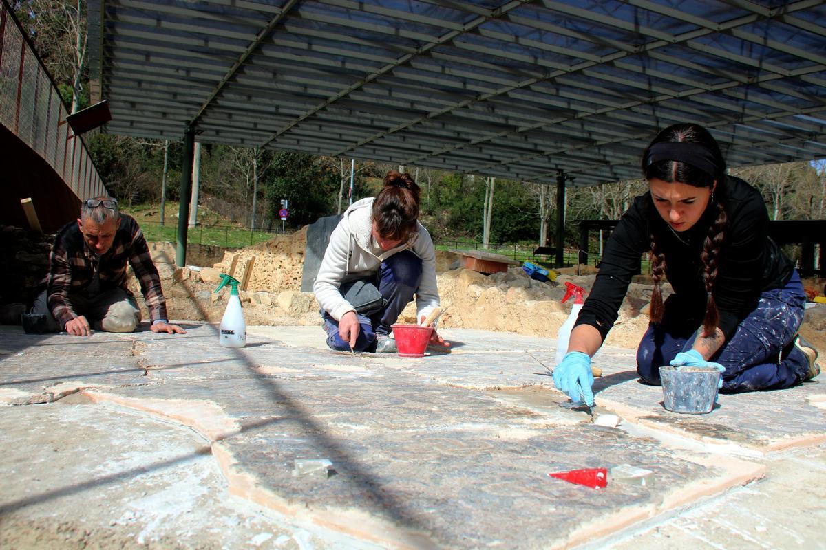 L'equip de restauradors de Signinum Restaura restituint el darrer dels mosaics a la vil·la romana del Pla de l'Horta de Sarrià de Ter