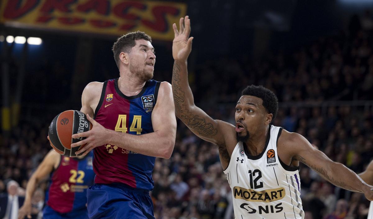 Joel Parra frente a Sterling Brown.