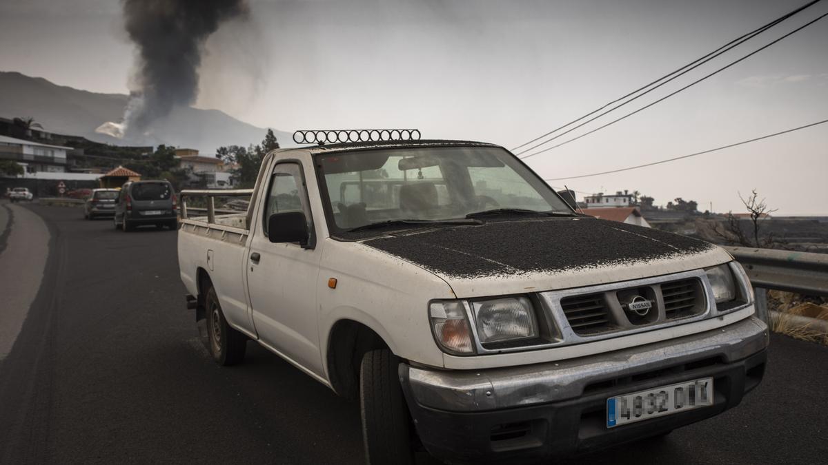 Un vehículo de Los Llanos de Aridane afectado por materiales piroclásticos.