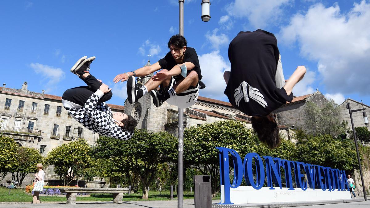 Tres jóvenes del grupo Air Trace, pioneros de esta disciplina en la ciudad del Lérez.