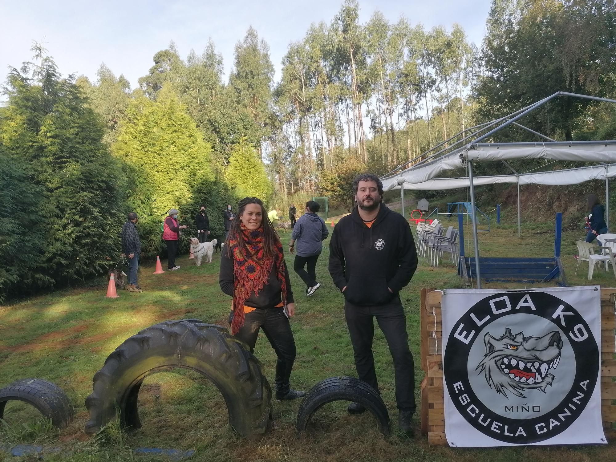 Ángela Marcheño y Fernando Oyarbide al comienzo de la clase de adiestramiento canino