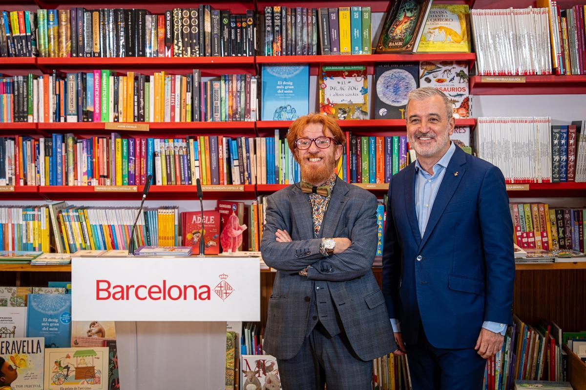 El alcalde de Barcelona, Jaume Collboni, y el presidente del Gremi de Llibreters de Catalunya, Èric del Arco, en la librería Documenta