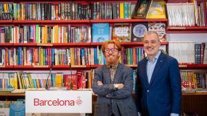 El alcalde de Barcelona, Jaume Collboni, y el presidente del Gremi de Llibreters de Catalunya, Èric del Arco, en la librería Documenta