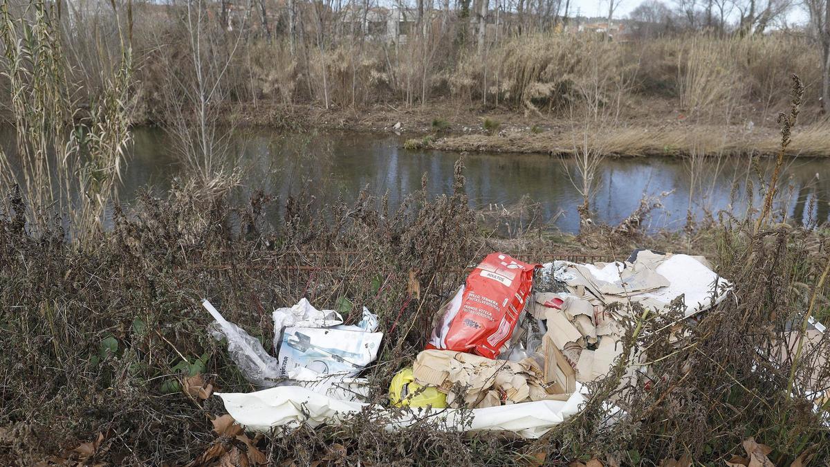 Algunes deixalles al costat del riu.