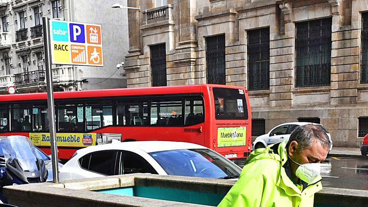 Un operario de la limpieza viaria con su carro portacubos.