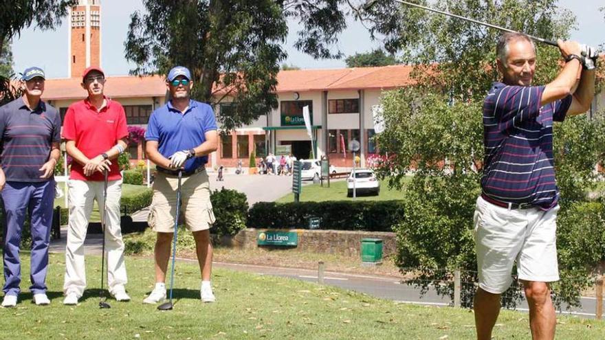 Luis Granda ejecuta su golpe en el hoyo 10 de La Llorea en presencia de sus compañeros de partido, en la pasada edición del torneo.