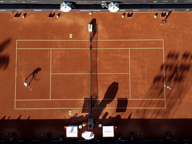 Foto tomada con un dron que muestra el calentamiento de los tenistas Lorenzo Sonego de Italia y Dusan Lajovic de Sérbia, hoy jueves durante el Abierto de Río de Janeiro (Brasil), el único torneo ATP 500 de Sudamérica