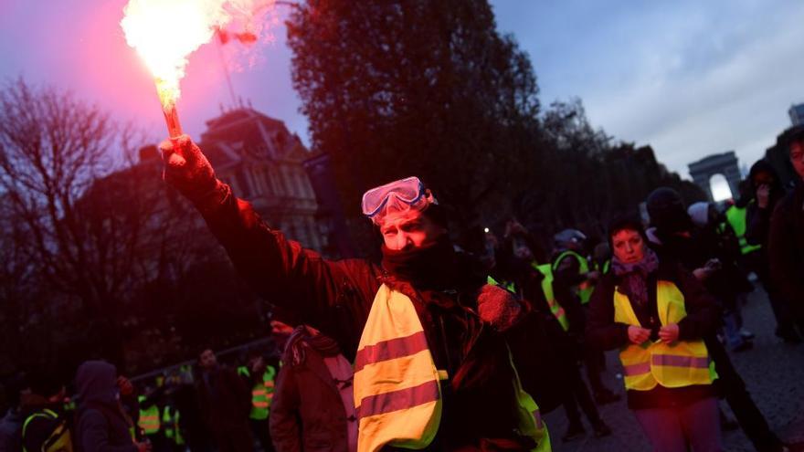 Protesta de los &#039;chalecos amarillos&#039; en París contra el alza del precio de los carburantes