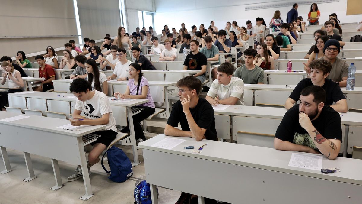 Estudiantes en pleno examen de la PAU del año pasado en Murcia