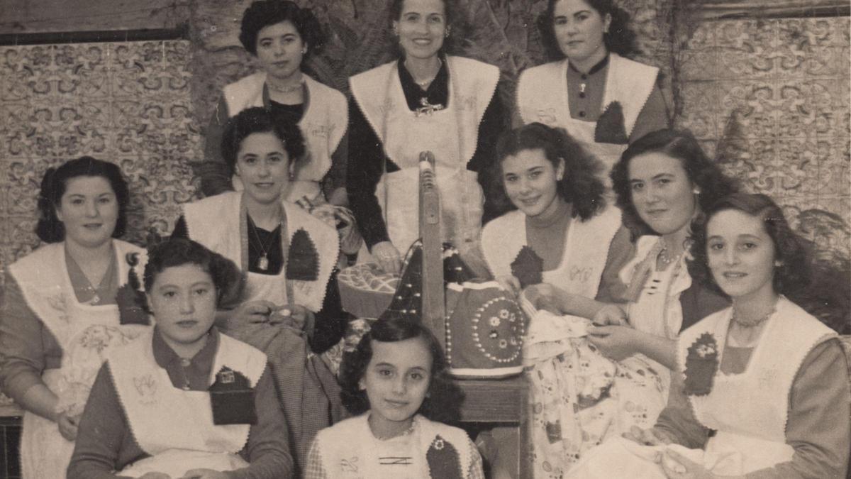 Alumnes de l’escola de tall i confecció de María Navarro Puig, al centre, a principis de la dècada del 1950