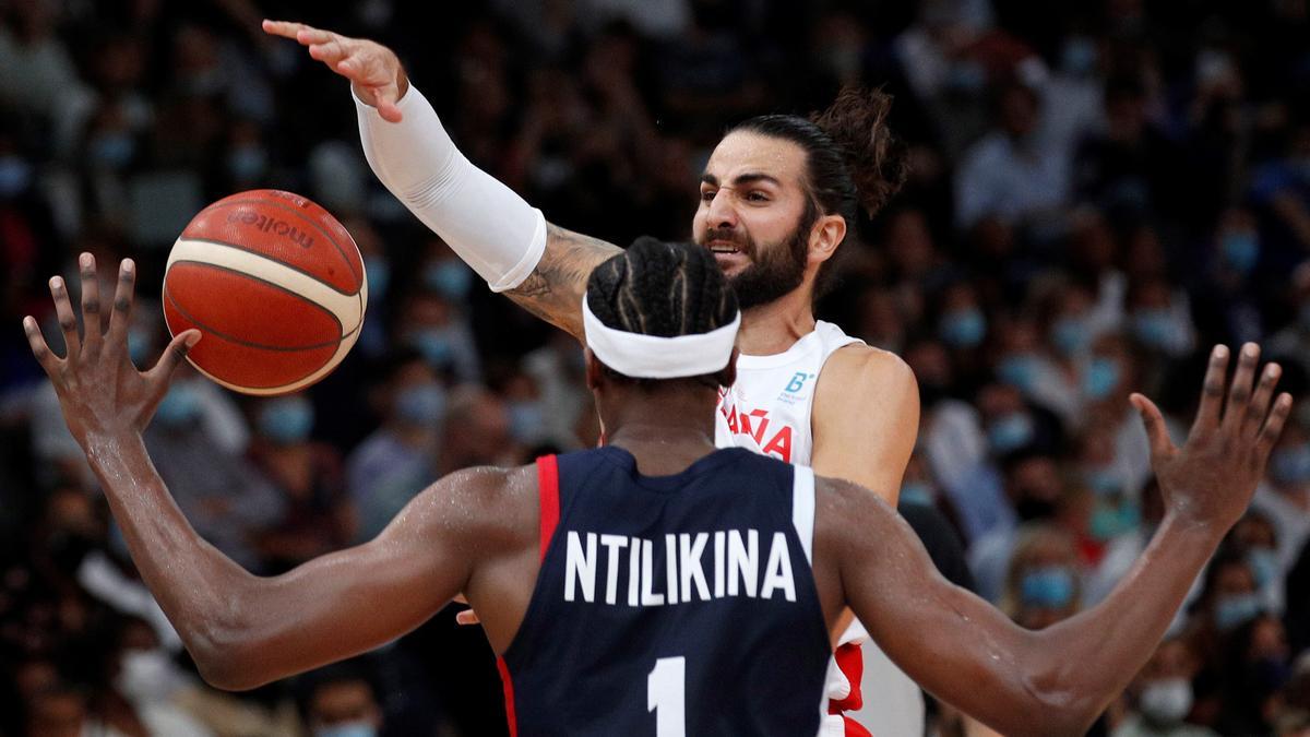 Ricky Rubio da un pase ante Ntilikina. Ricky Rubio da un pase ante Ntilikina.
