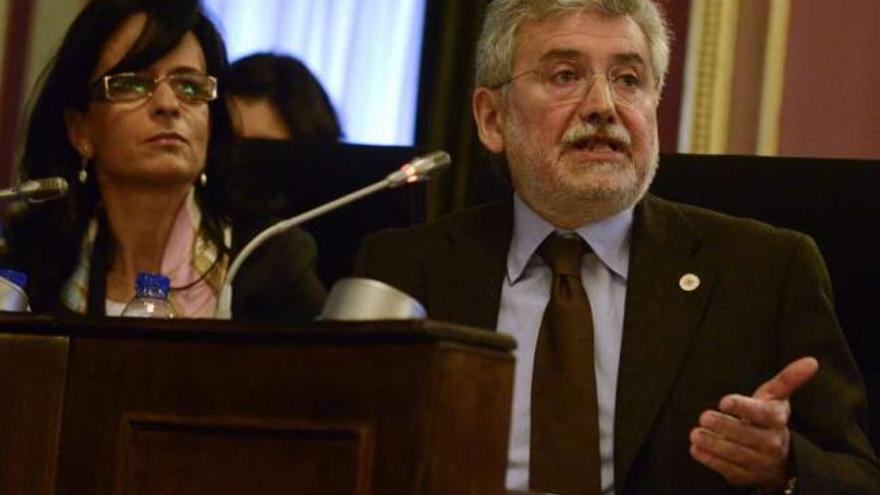 El portavoz popular Rosendo Fernández y la viceportavoz municipal en un pleno.  // Jesús Regal