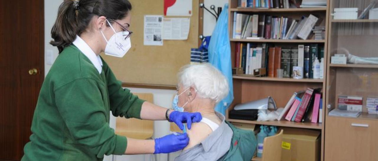 Vacunación, en abril, de mayores de 80 años en el centro de salud de Moaña. | GONZALO NÚÑEZ