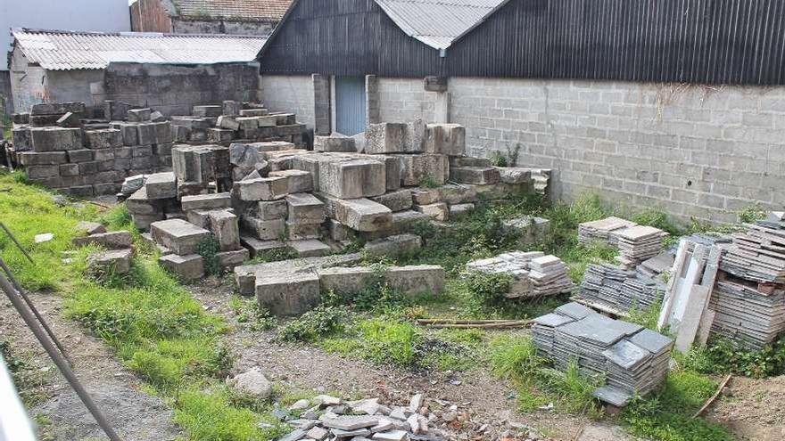 La parcela municipal con las piedras de la antigua fachada de la fábrica Massó.  // Santos Álvarez