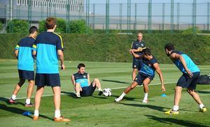 Messi controla la pilota des de terra durant el rondo que fa amb els seus companys d’equip.
