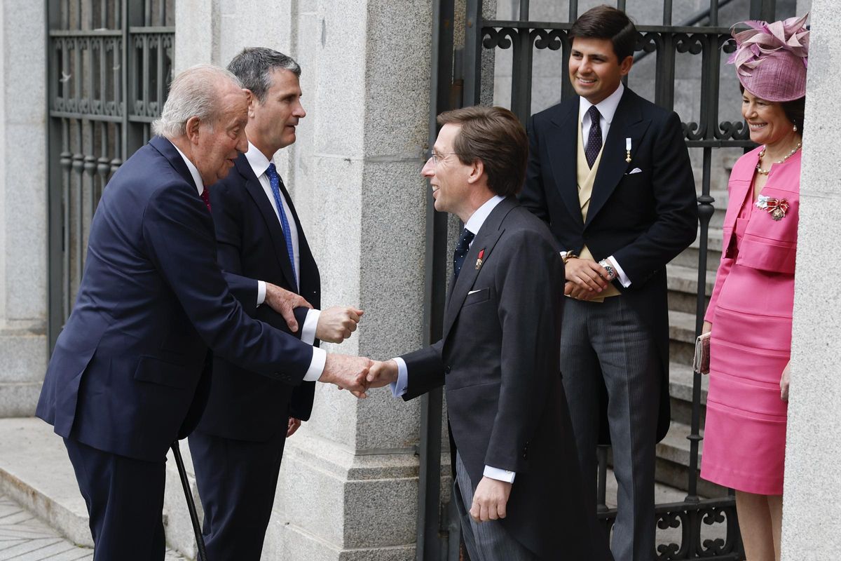 Así ha sido la llegada a la boda de Almeida y Teresa Urquijo