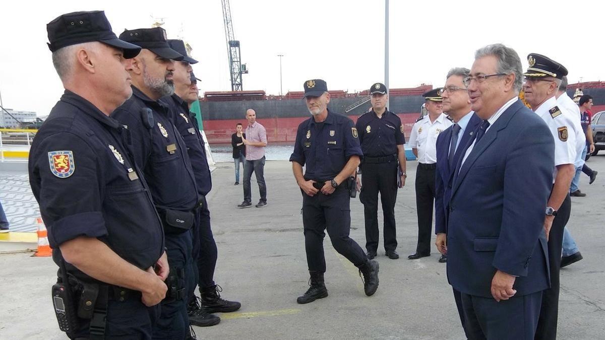 El ministro del Interior, José Ignacio Zoido, en una de las visitas a la policía desplegada en Catalunya