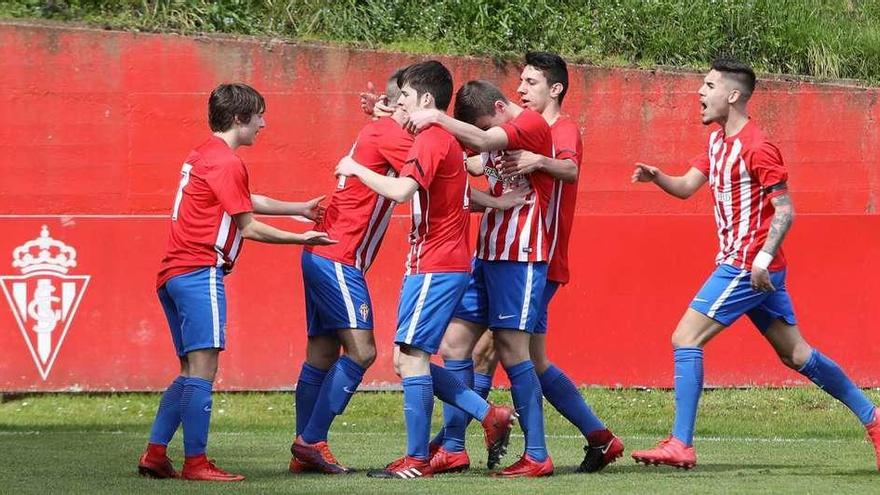 Varios jugadores del Sporting celebran uno de los goles marcados ante el Oviedo en Liga.