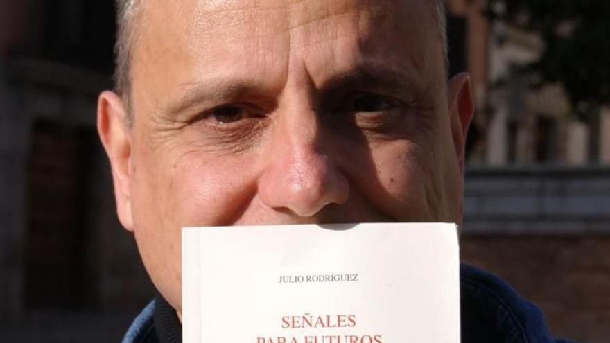 Julio Rodríguez con su nuevo poemario. | LNE
