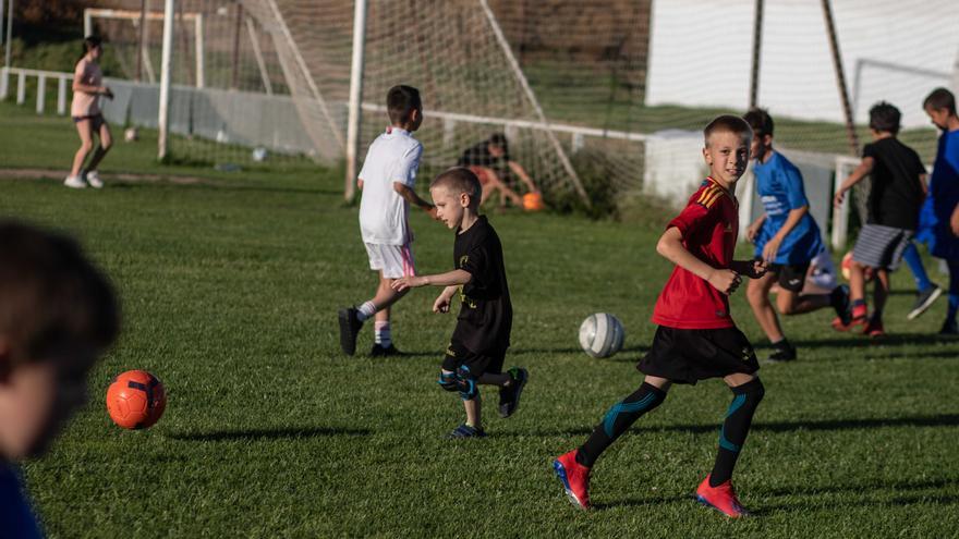 Un instante del entrenamiento de los chiquitines en el campo de fútbol Los Barreros.