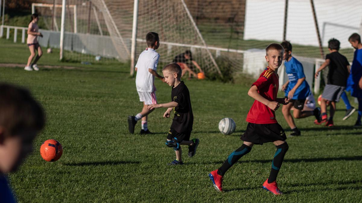 Un instante del entrenamiento de los chiquitines en el campo de fútbol Los Barreros.