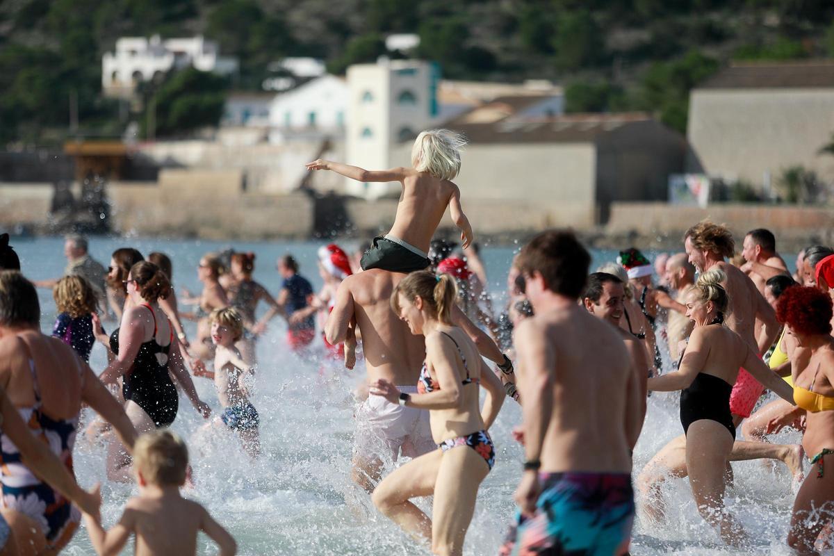 El primer baño del año en ses Salines es ya una tradición