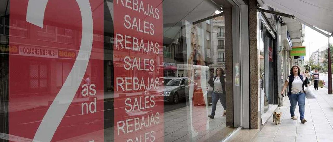 El cartel de las segundas rebajas en uno de los comercios de Lalín. // Bernabé/Javier Lalín