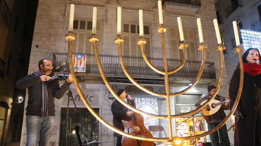 La comunitat jueva comença la celebració de la Hanukkà, «la festa de les llums»