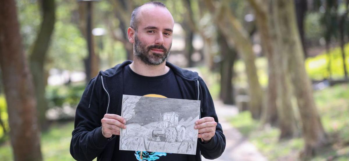 Roberto Alvite, con un boceto de ‘A nosa fantasía’. | Germán Barreiros/Roller Agencia