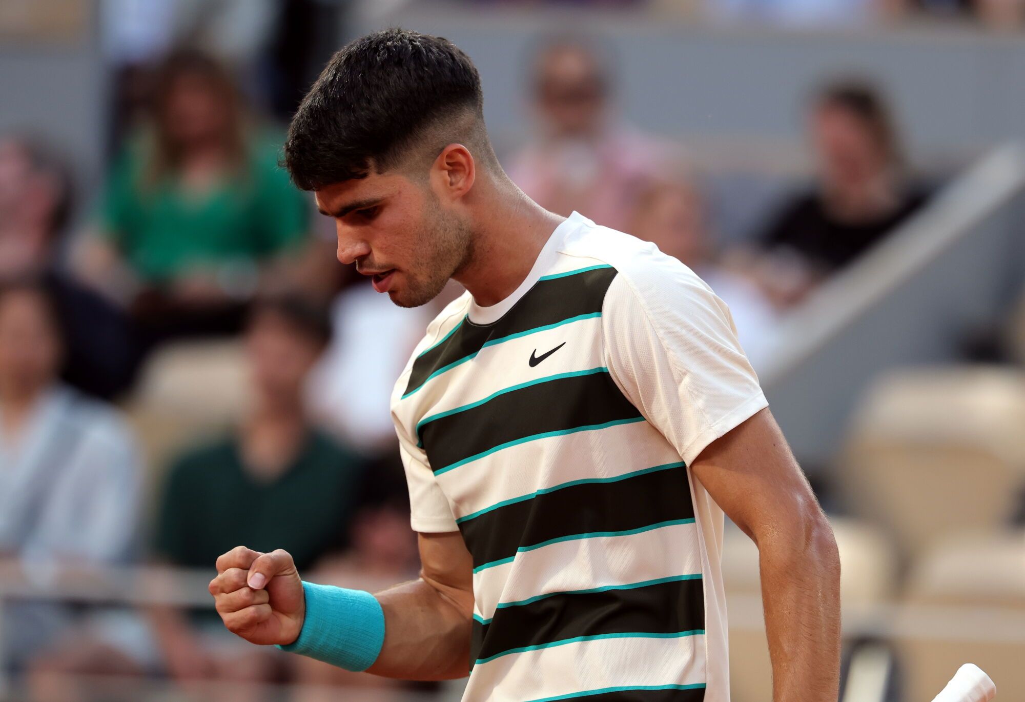 PARIS (France), 30/05/2025.- Carlos Alcaraz of Spain reacts during his Men's 3rd round match against Damir Dzumhur of Bosnia and Herzegovina at the French Open Grand Slam tennis tournament at Roland Garros in Paris, France, 30 May 2025. (Tenis, Abierto, Bosnia-Herzegovina, Francia, España) EFE/EPA/TERESA SUAREZ