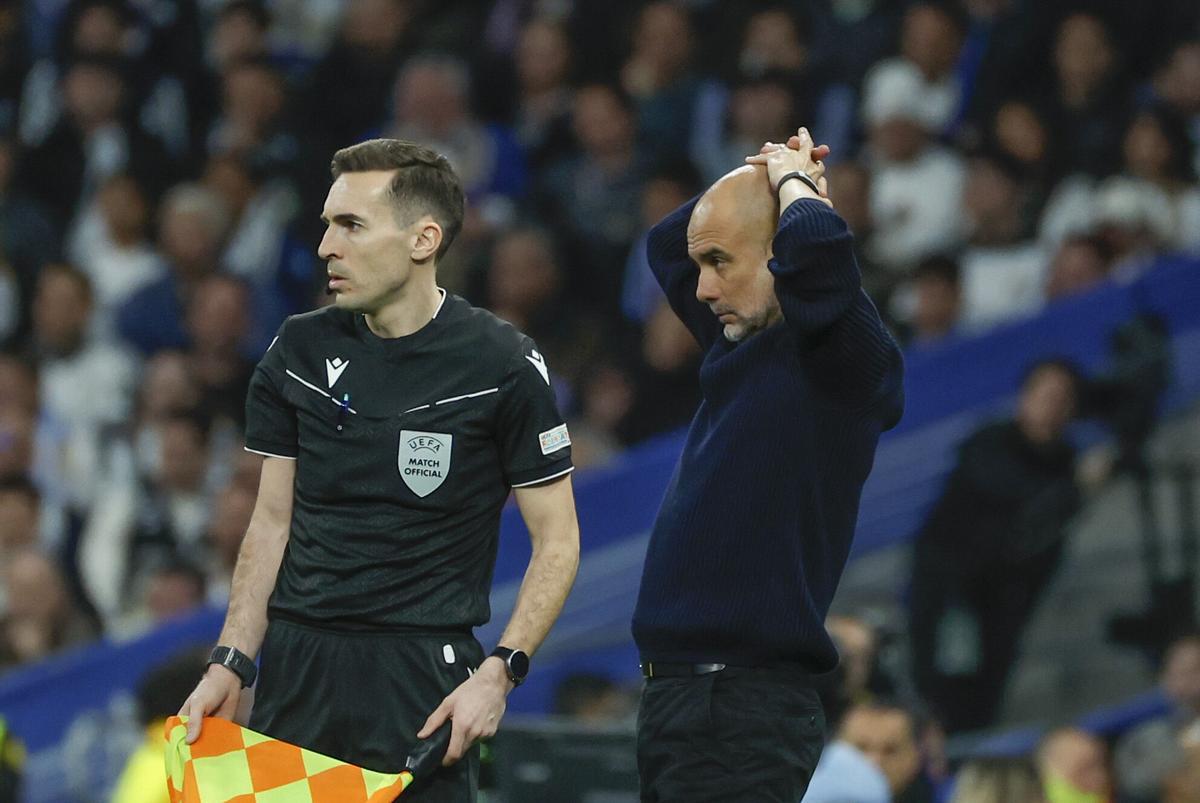 Pep Guardiola, detrás del juez de línea, durante el partido de vuelta en el Bernabéu.