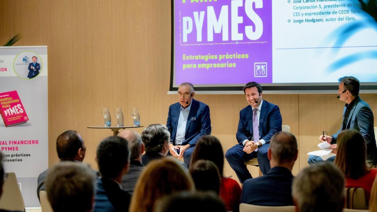 El asesor financiero Jorge Hodgson durante la presentación de su nuevo libro