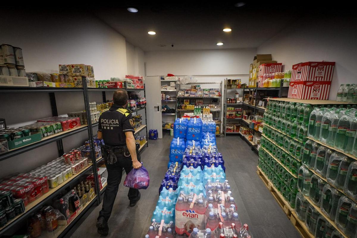 Imagen de la inspección de la Guardia Urbana buscando golosinas de cannabis