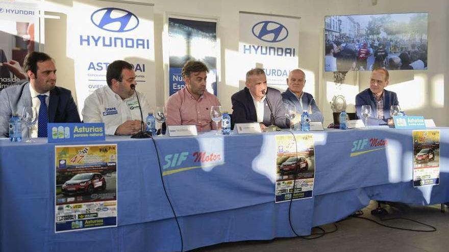 Alberto Martínez (Asturdai), Cárlos Márquez Ron, José Ramón Tuero, Emilio García Longo, Aladino Martínez y Adriano Monés (Phoenix Contact), ayer, en la presentación del cartel de la 47.ª Subida al Fito.